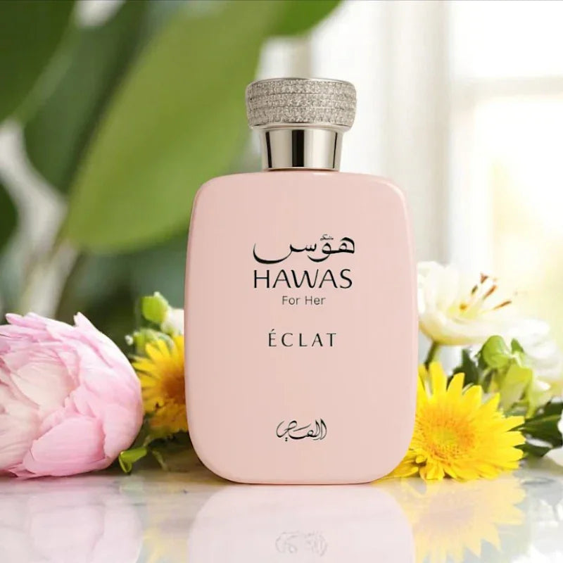 Luxus Damenparfum Hawas For Her Éclat vor Blumen im eleganten, rosa Flakon.