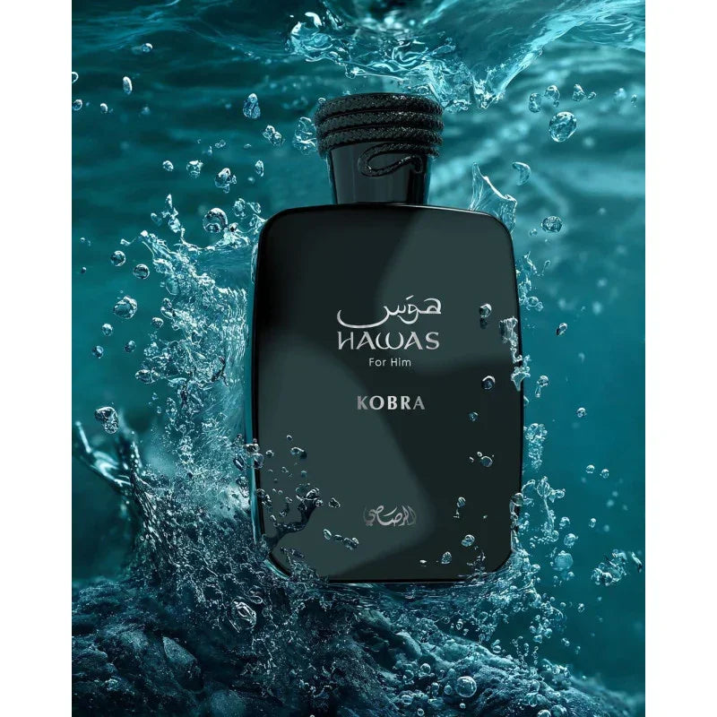 Schwarzer Herrenduft-Flakon mit Kordelverschluss spritzt im Wasser, moderne Parfüm-Flasche.