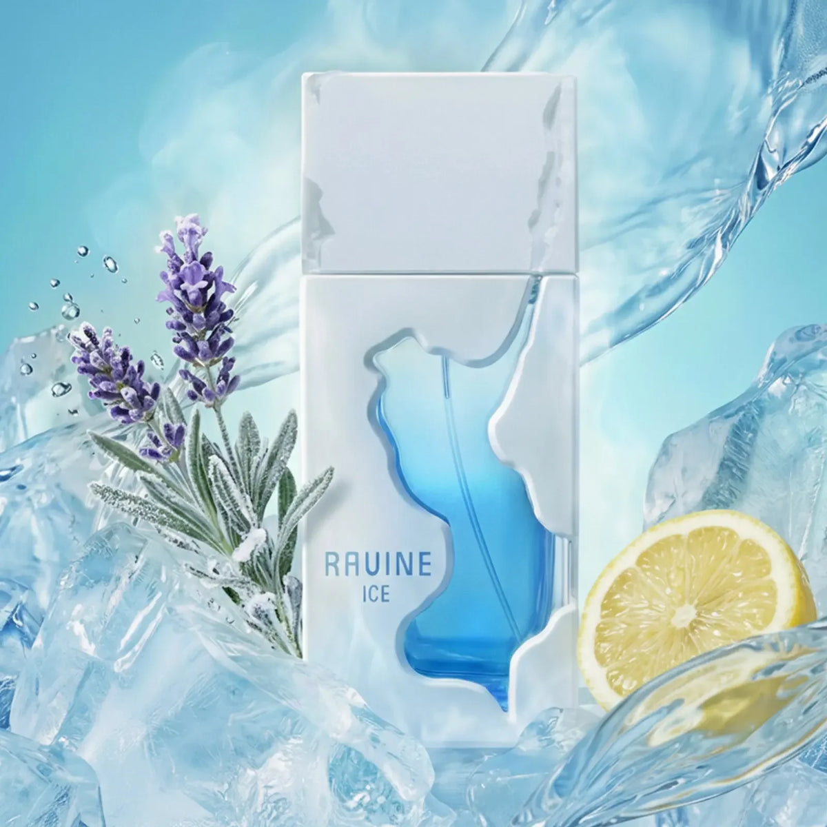 Parfümflakon Ravine Ice auf Eiswürfeln mit Lavendelblüten und Zitronenscheibe, frischer Luxusduft