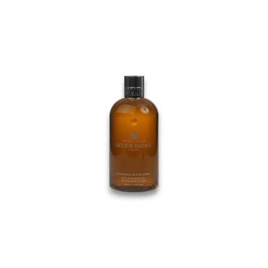 Molton Brown Re-Charge Black Pepper Duschgel in brauner Flasche auf weißem Hintergrund
