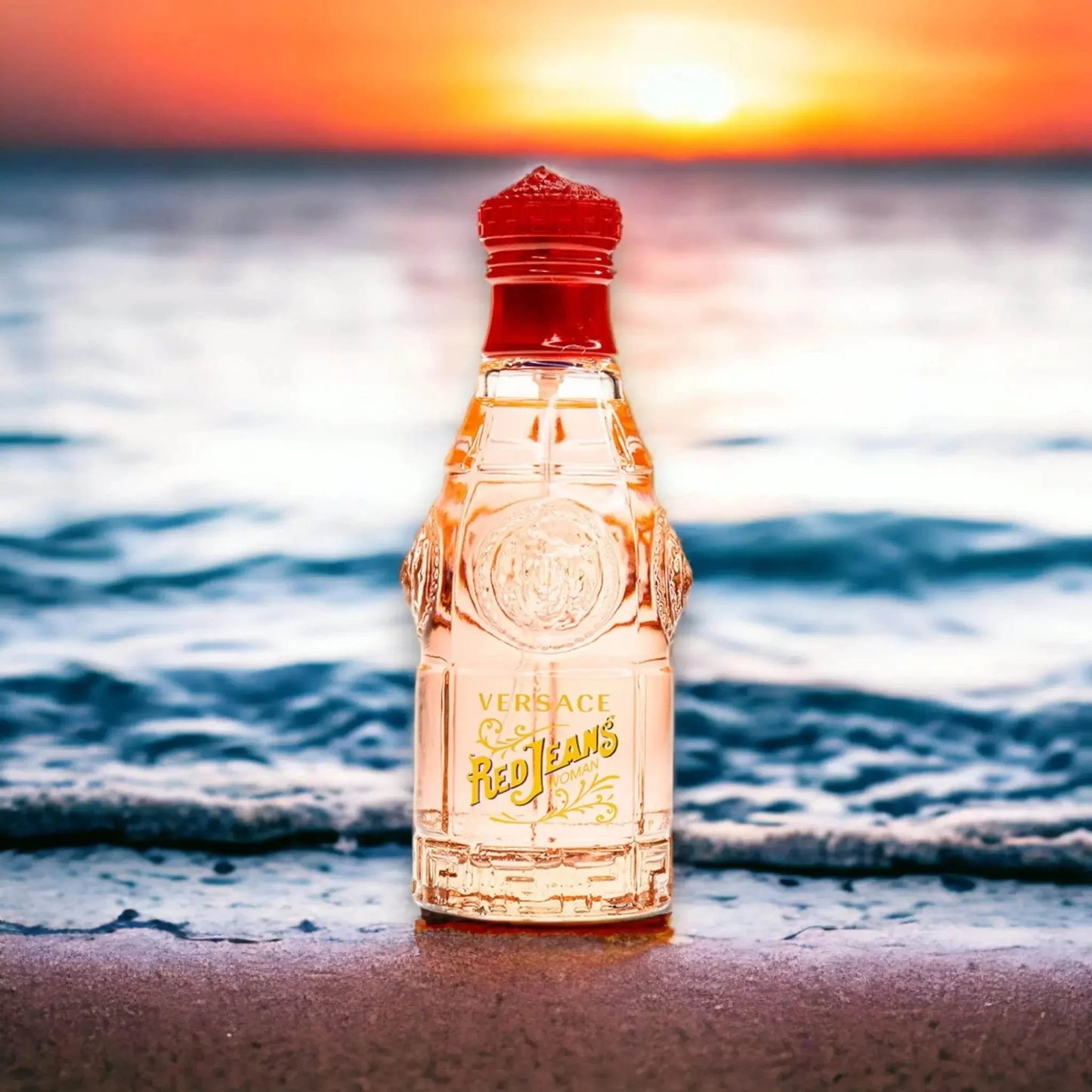 Red Jeans Eau de Toilette für Damen vor Sonnenuntergang am Meer, Duftflakon am Strand