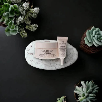 Anti-Falten Creme Set Collistar Rigenera auf Marmorplatte, umgeben von Sukkulenten