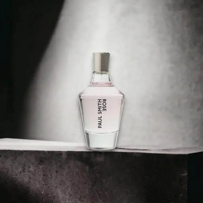 Edles Eau de Parfum in klarer Flasche mit rosa Duft, auf stilvollem Hintergrund