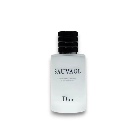 Sauvage After Shave Balsam Flakon mit schwarzem Deckel auf weißem Hintergrund