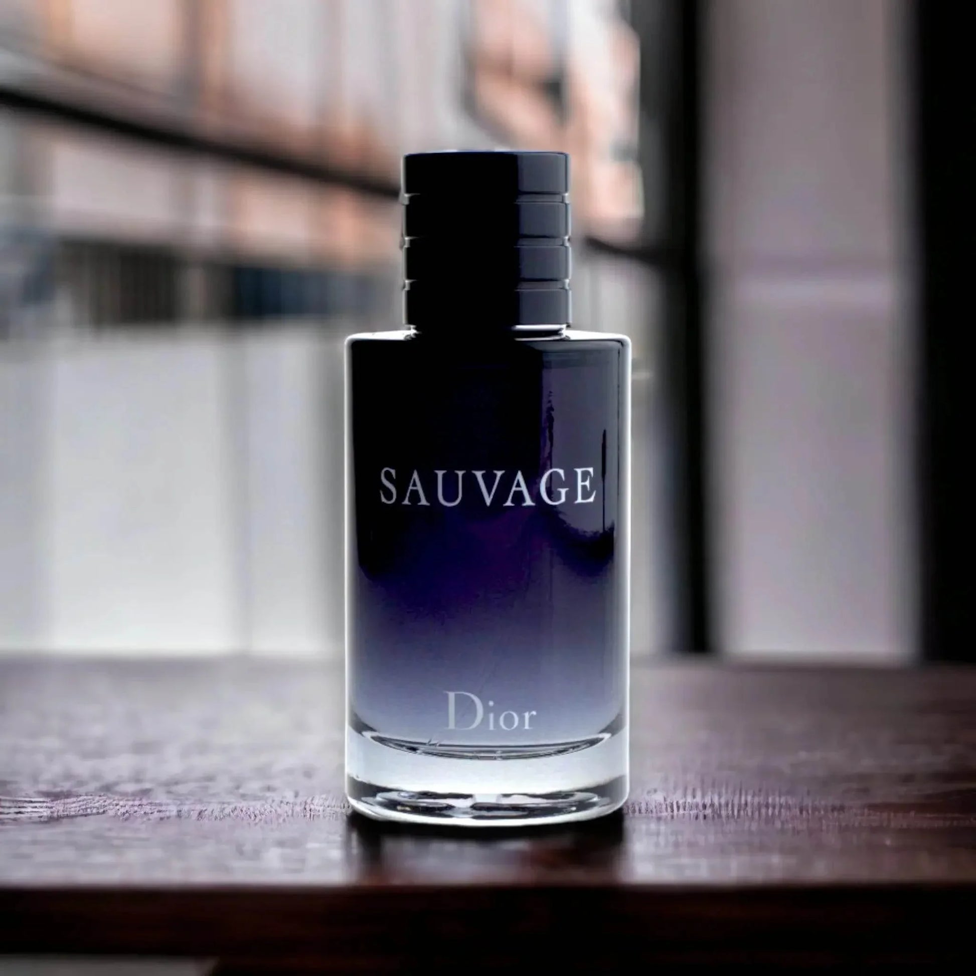 Sauvage Eau de Toilette Flakon auf Holztisch, elegantes Herrenparfum in dunklem Glasflakon