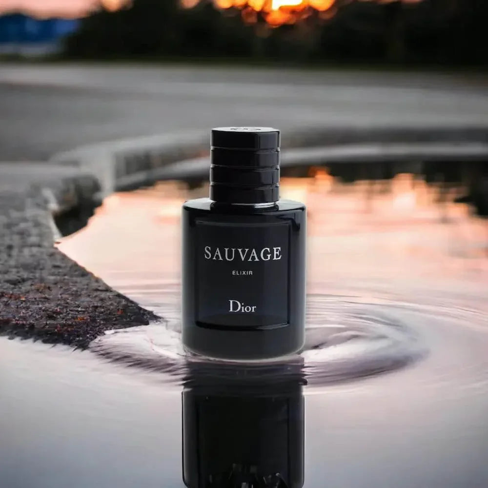 Edles Herrenparfum Sauvage Elixir Flakon steht im Wasser bei Sonnenuntergang