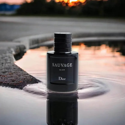 Edles Herrenparfum Sauvage Elixir Flakon steht im Wasser bei Sonnenuntergang