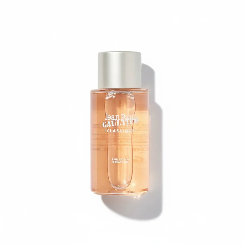 Jean Paul Gaultier Classique Duschgel in einer transparenten Flasche mit silbernem Verschluss.