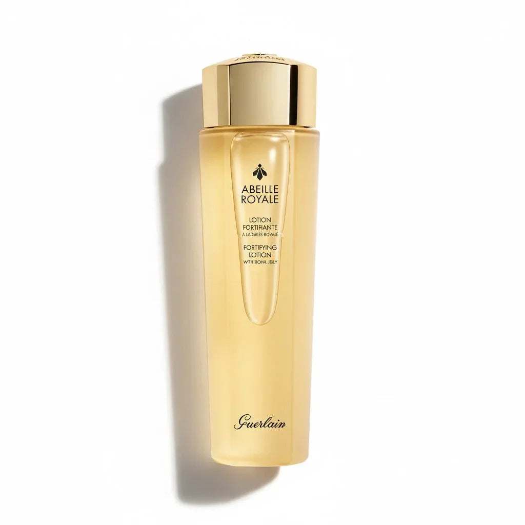 Guerlain Abeille Royale Fortifying Lotion in einem goldfarbenen Flakon mit goldenem Verschluss.