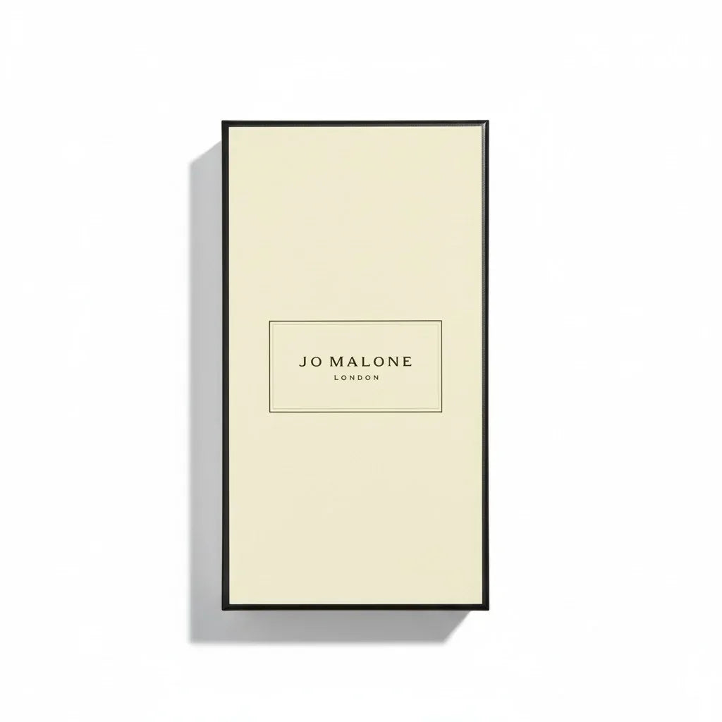 Cremefarbene Verpackung von Jo Malone Cologne English Oak & Hazelnut