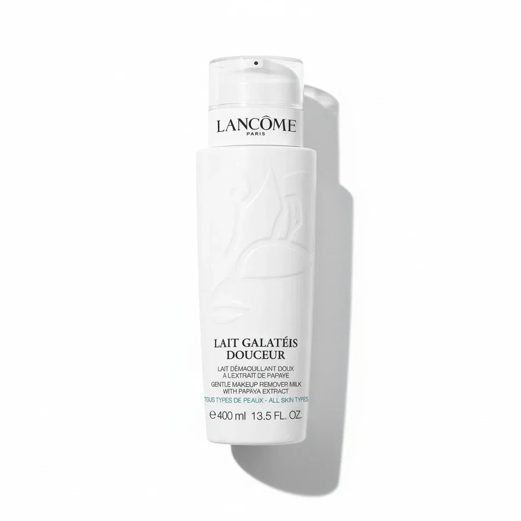 Weiße Flasche der Lancôme Galatéis Douceur Reinigungsmilch vor weißem Hintergrund.