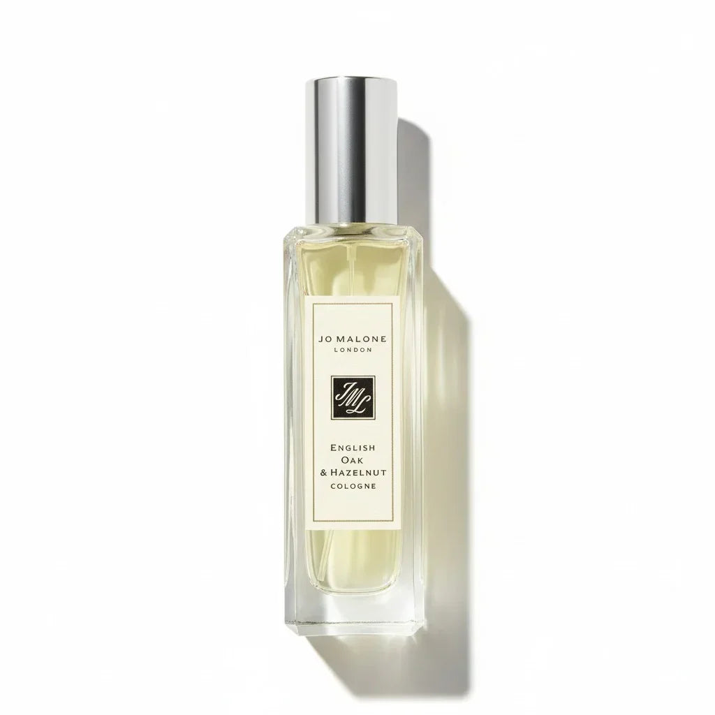 Ein gläserner Flakon des Jo Malone English Oak & Hazelnut Cologne mit silbernem Verschluss.