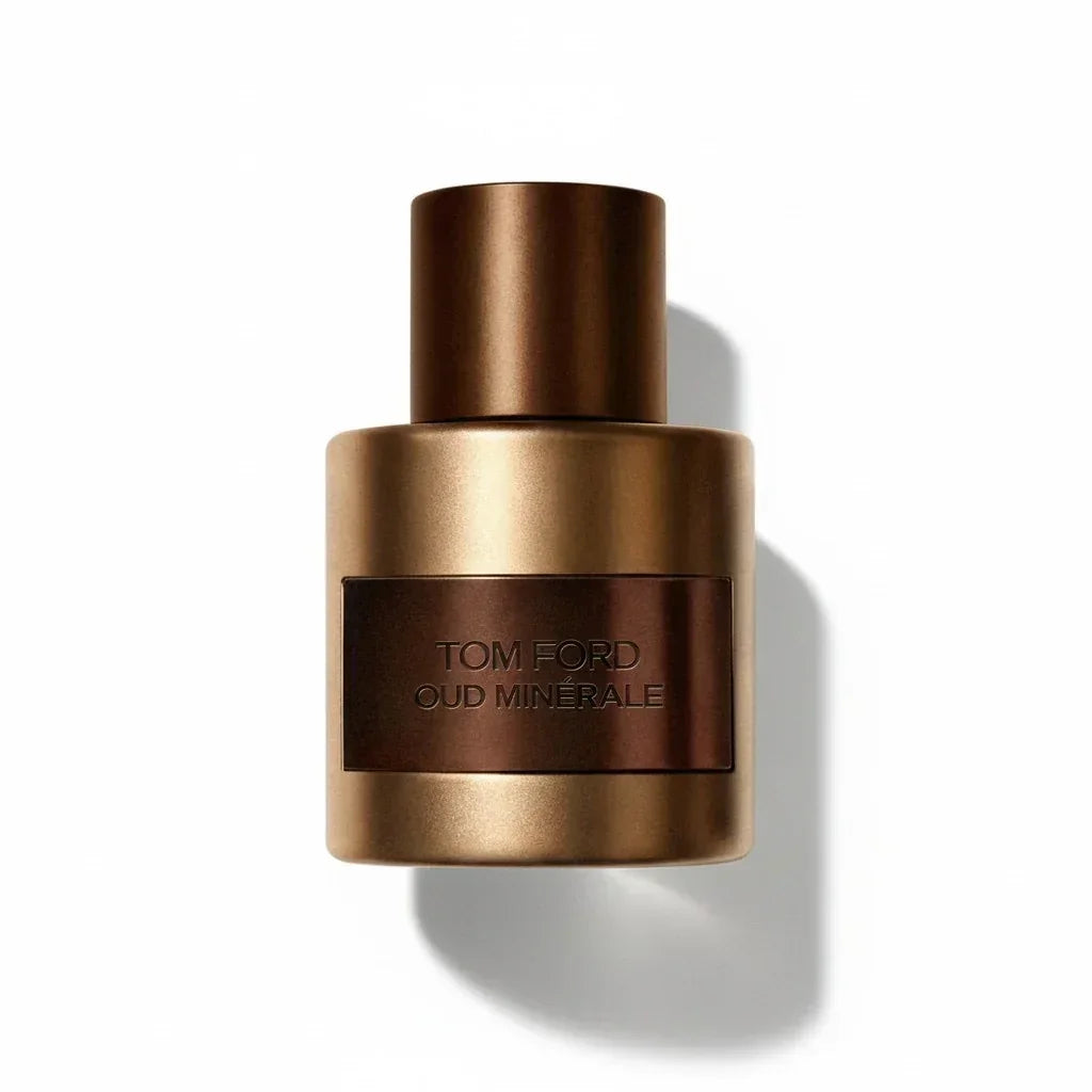 Ein bronzefarbener Flakon des Tom Ford Oud Minérale Eau de Parfum vor weißem Hintergrund.