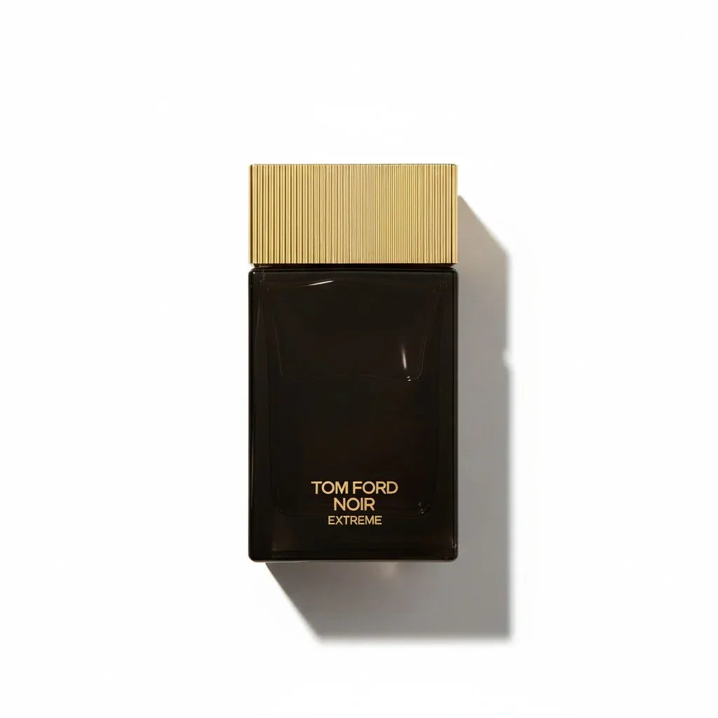 Dunkler Glasflakon des Tom Ford Noir Extreme Eau de Parfum mit goldfarbenem Verschluss.