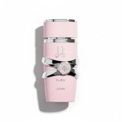 Lattafa Yara Parfumflakon roséfarben mit silbernen Details vor weißem Hintergrund