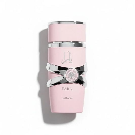 Lattafa Yara Parfumflakon roséfarben mit silbernen Details vor weißem Hintergrund
