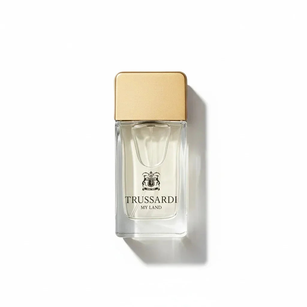 Trussardi My Land Pour Homme Eau de Toilette Flakon mit goldenem Verschluss auf weißem Hintergrund
