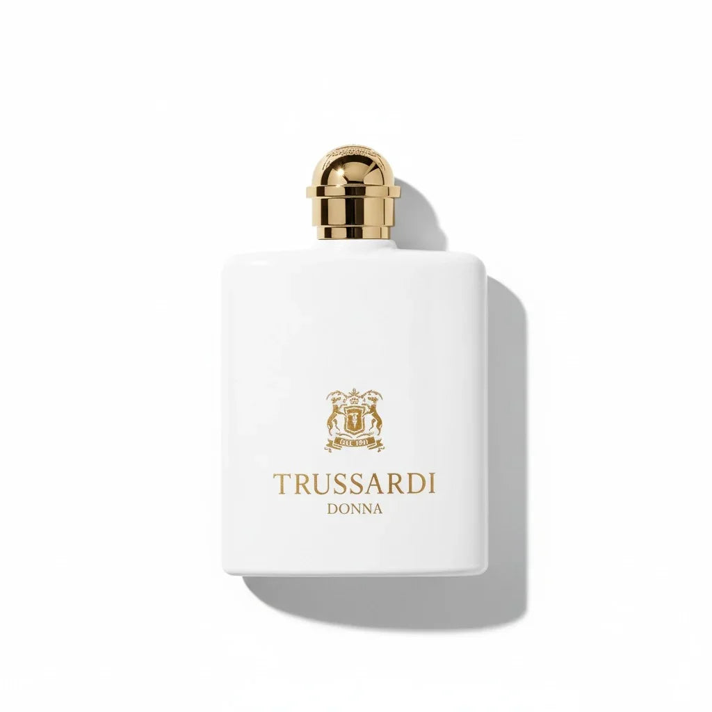 Weißer Parfumflakon von Trussardi Donna mit goldenem Verschluss auf weißem Hintergrund.