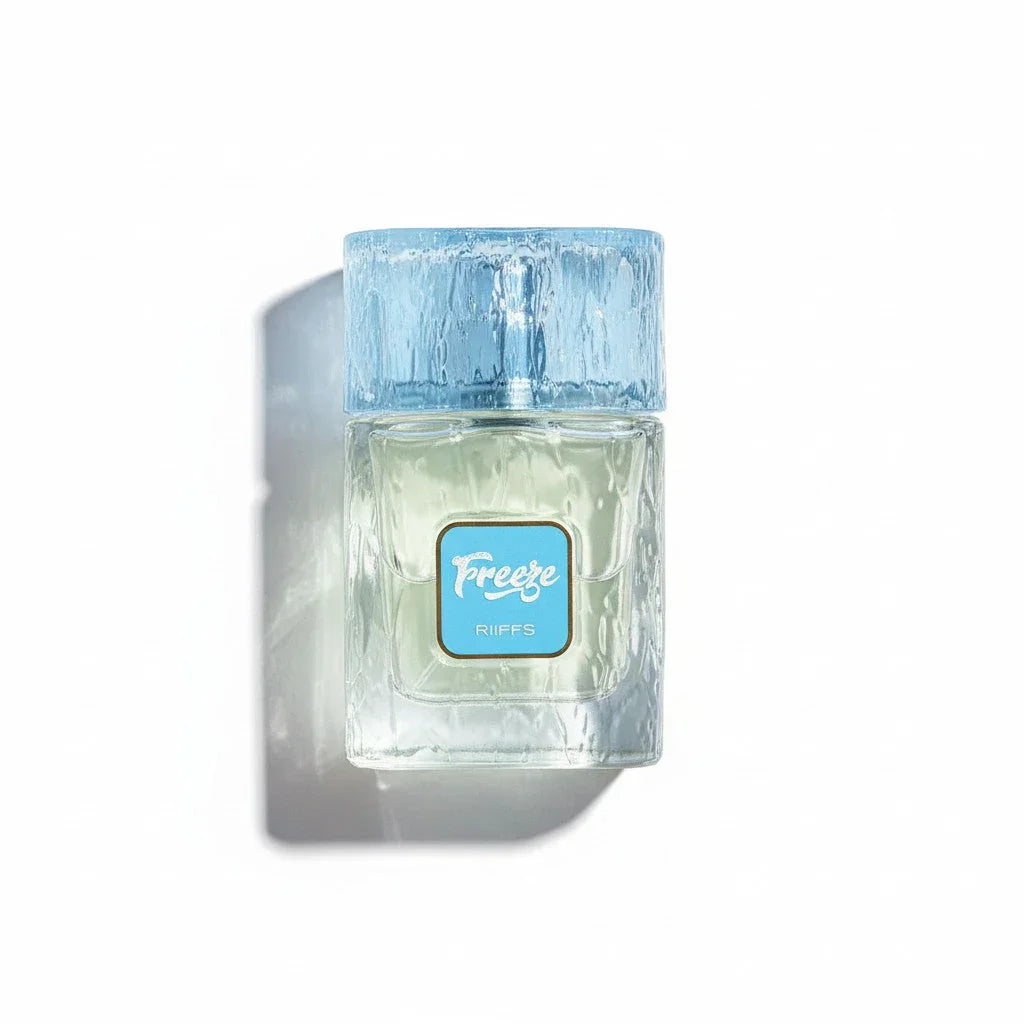 Luxus-Parfumflakon mit blauem Etikett und Verschluss, Produktfoto auf weißem Hintergrund