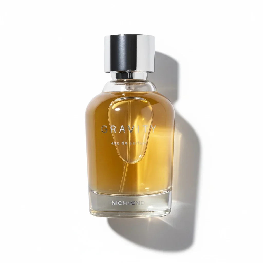 Ein Flakon Nicheend GRAVITY Eau de Parfum mit goldfarbener Flüssigkeit und silbernem Verschluss.