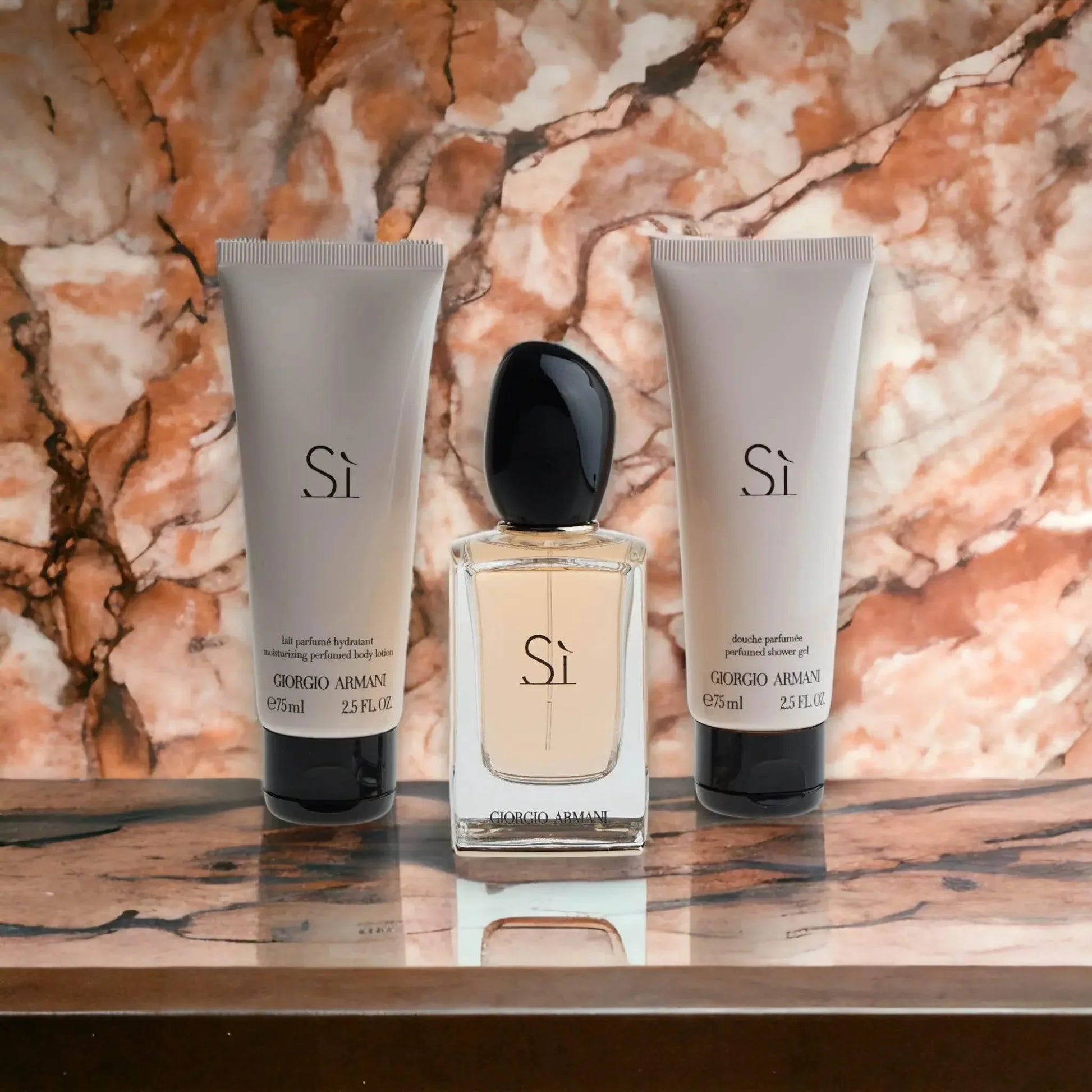 Sì Duftset mit Eau de Parfum, Bodylotion und Duschgel vor Marmorhintergrund