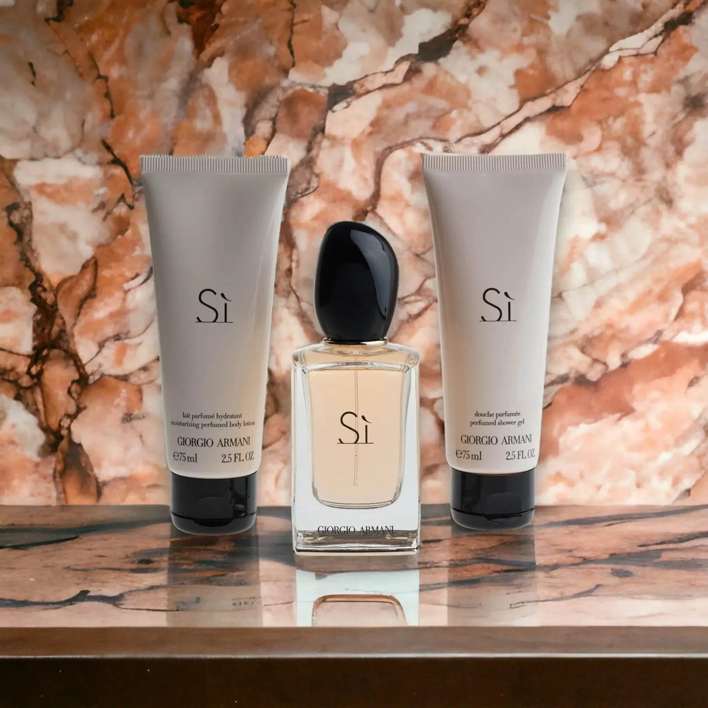 Si Duftset mit Eau de Parfum, Bodylotion und Duschgel vor Marmorhintergrund