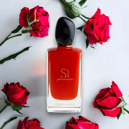 Rotes Damenparfum-Flakon mit schwarzen Deckel, umgeben von roten Rosen, luxuriöses Parfum