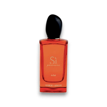 Roter Flakon Si Passione Eclat Eau de Parfum mit schwarzem Verschluss auf weißem Hintergrund