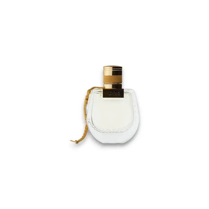 Luxus Damenparfum in elegantem Flakon mit goldenen Akzenten und Lederband auf weißem Hintergrund