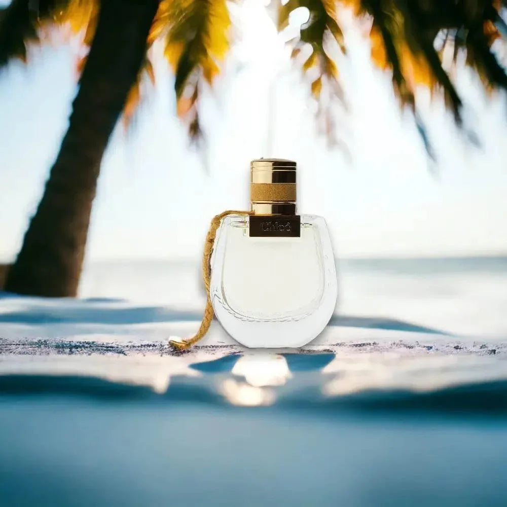 Luxus Damenparfum-Flakon am Strand, mit Palmen und Meer im Hintergrund, sonnige Atmosphäre
