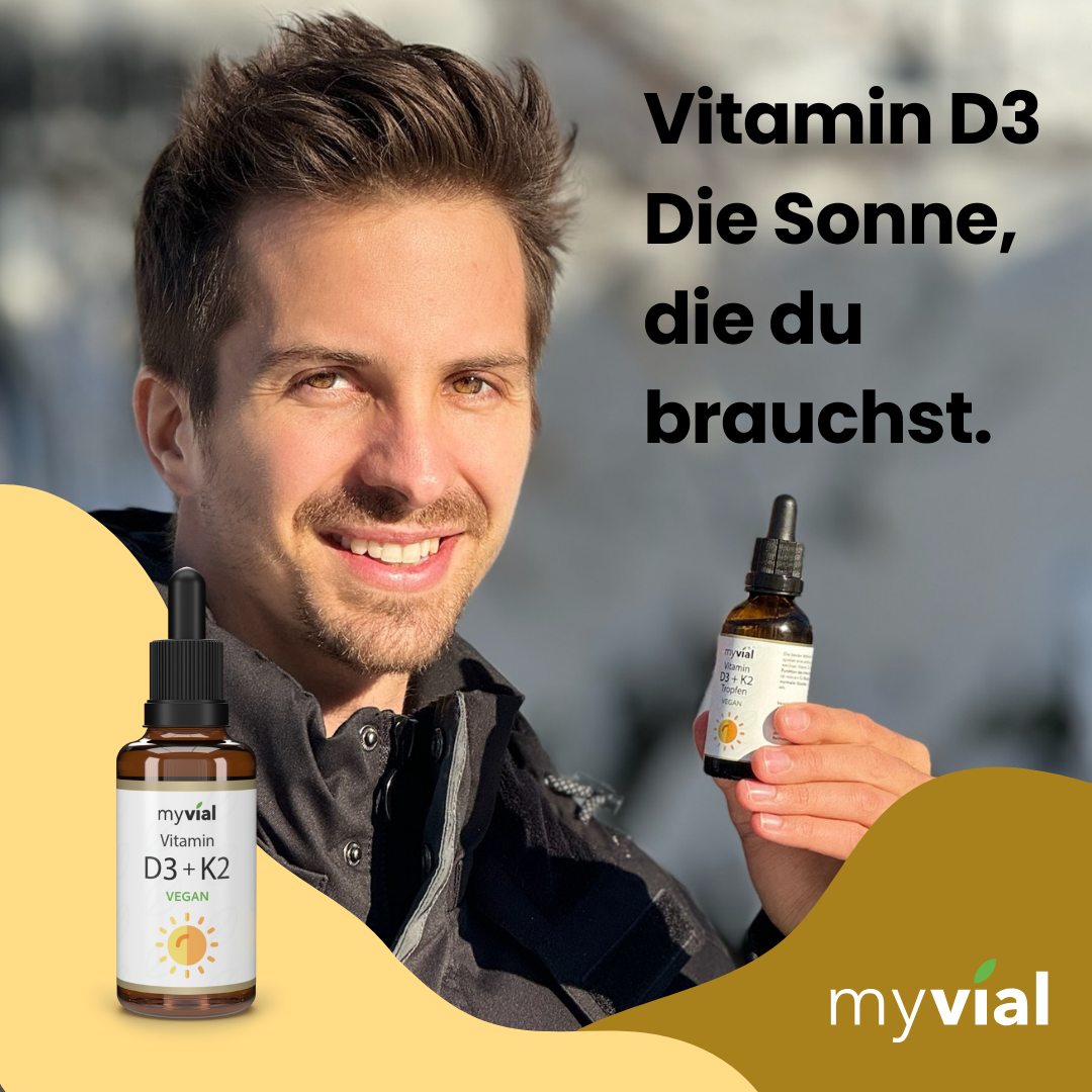 Ein Mann hält eine Flasche myvial Vitamin D3 + K2 Tropfen in der Hand.