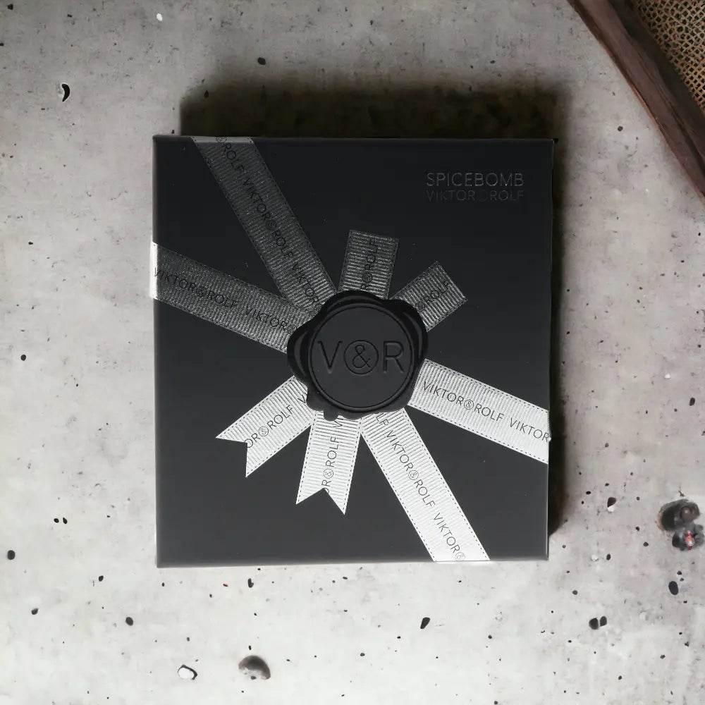 Schwarzes Spicebomb Duftset mit Designband und Siegel, luxuriöse Parfum Geschenkbox