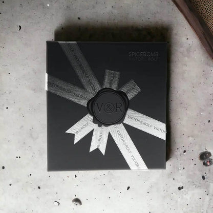 Schwarzes Spicebomb Duftset mit Designband und Siegel, luxuriöse Parfum Geschenkbox
