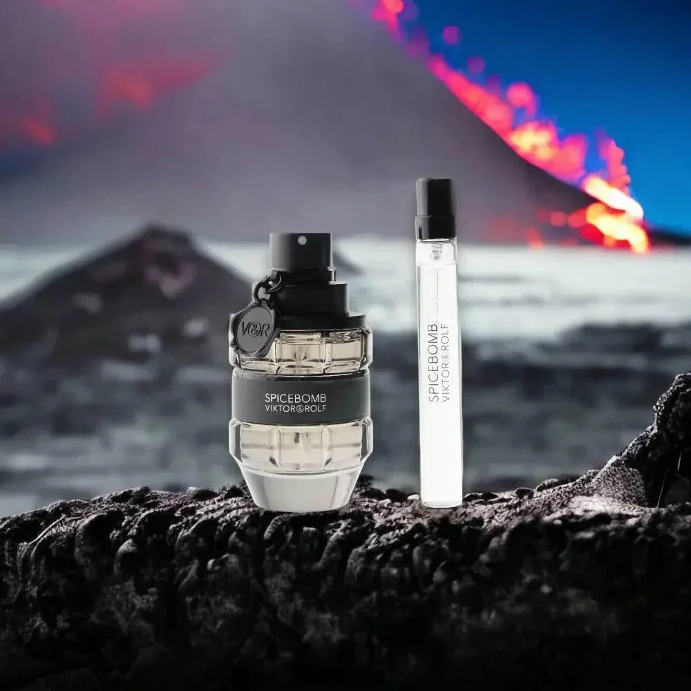 Spicebomb Duftset mit Eau de Toilette Flakon und Parfümprobe vor Vulkanlandschaft