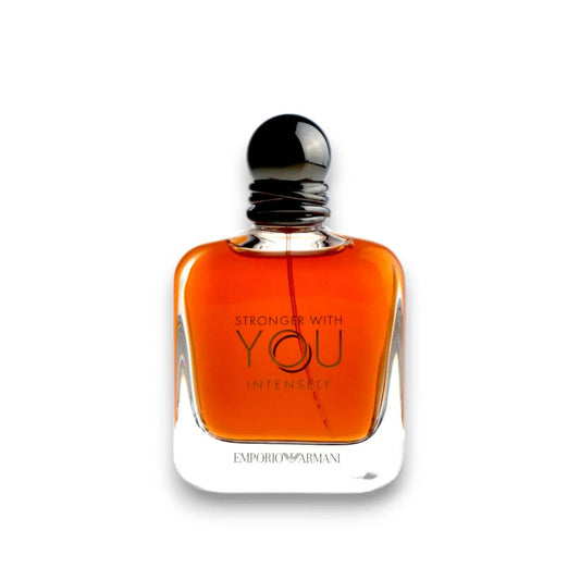 Edles Parfumflakon mit bernsteinfarbenem Duft, Aufschrift 'Stronger With You Intensely'.