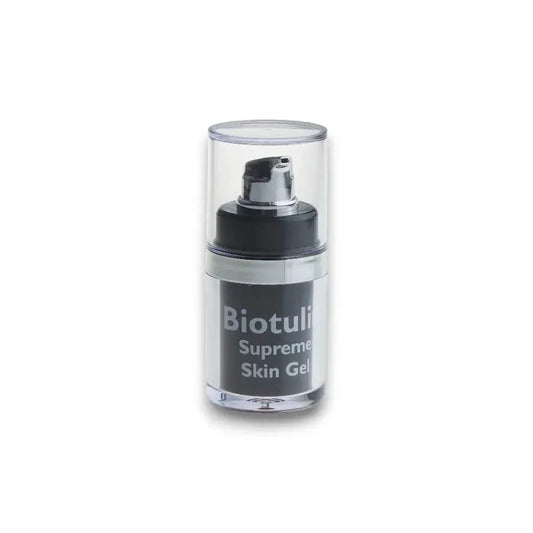 Transparente Flasche Biotulin Supreme Skin Gel Feuchtigkeitsserum auf weißem Hintergrund