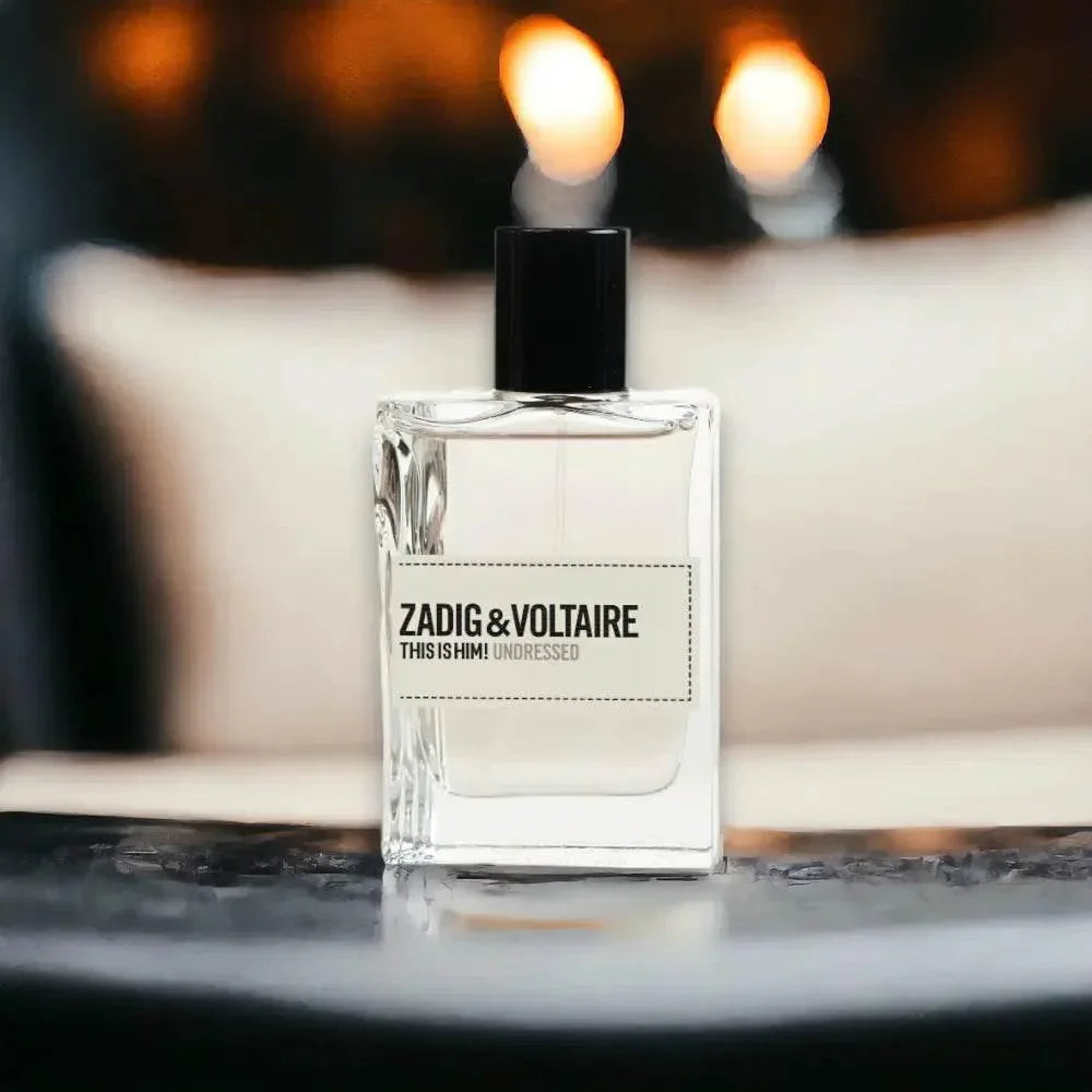 Zadig & Voltaire THIS IS HIM! Undressed Herrenparfum, Glasflakon vor unscharfem Hintergrund