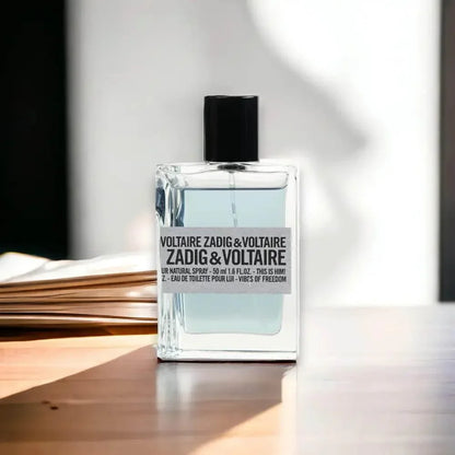 Herren Eau de Toilette Flakon, minimalistisches Design, Tageslicht auf Holztisch, Duft für Männer
