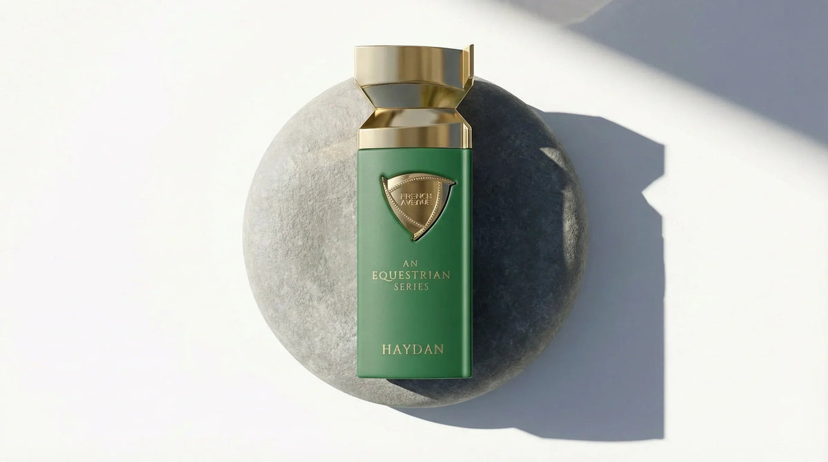 Grüner Parfumflakon von French Avenue An Equestrian Series Haydan auf einem grauen Stein.