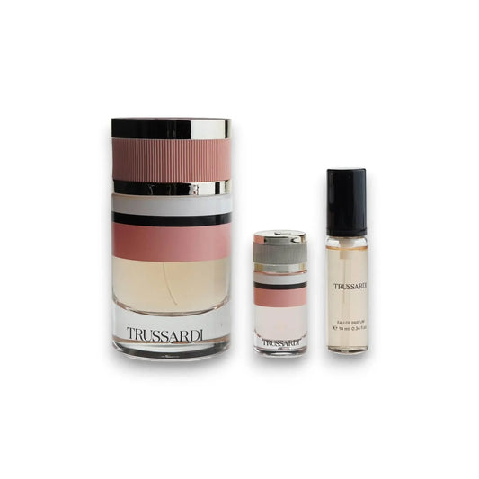 Trussardi Duftset mit drei Parfumflakons in Rosa, Silber und Schwarz auf weißem Hintergrund
