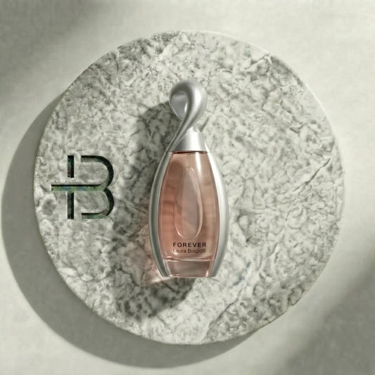 Luxus Parfumflakon mit rosafarbenem Duft auf rundem Marmor, elegant inszeniert