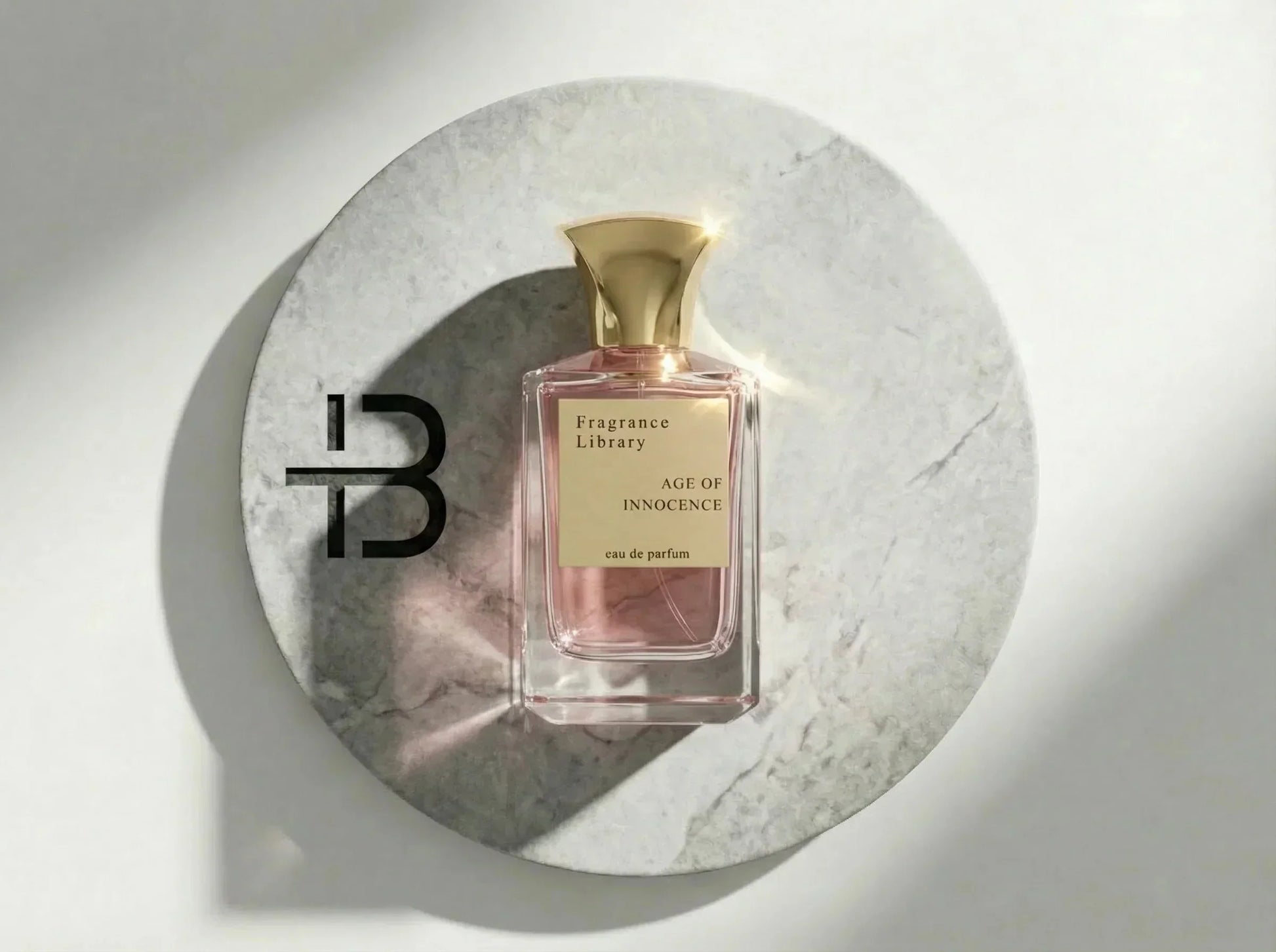 Luxusparfum Flakon mit goldener Kappe auf rundem Marmortablett, moderner Duftfotografie