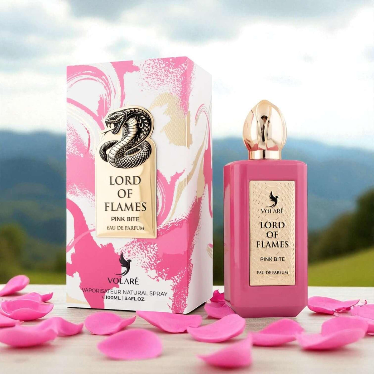 Luxus Parfum Lord of Flames Pink Bite, rosa Flakon mit Schachtel, Rosenblätter, Naturhintergrund