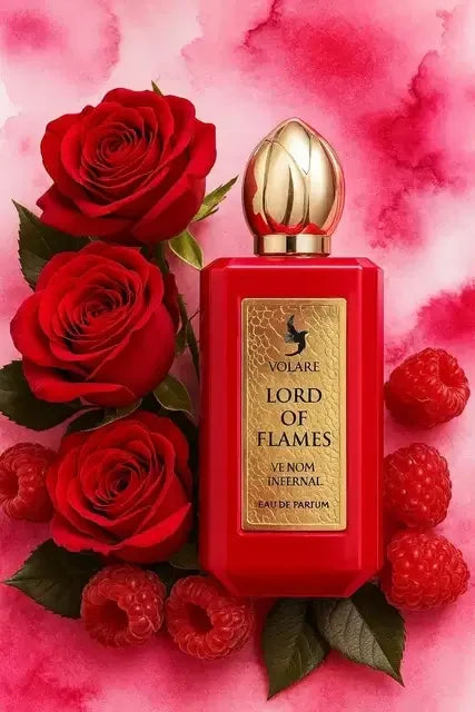 Rotes Eau de Parfum mit goldener Kappe, umgeben von roten Rosen und Himbeeren, luxuriöses Duftbild