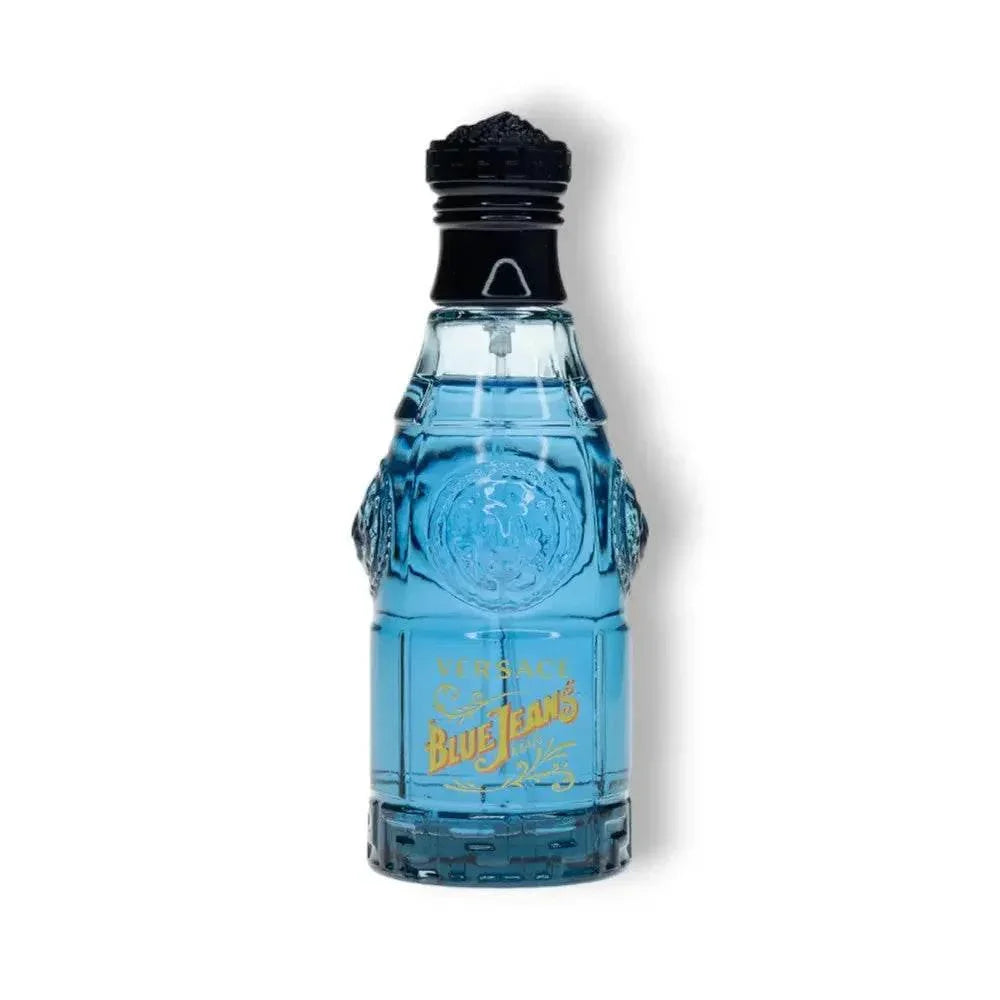 Blauer Glasflakon Versace Blue Jeans Eau de Toilette für Herren vor weißem Hintergrund