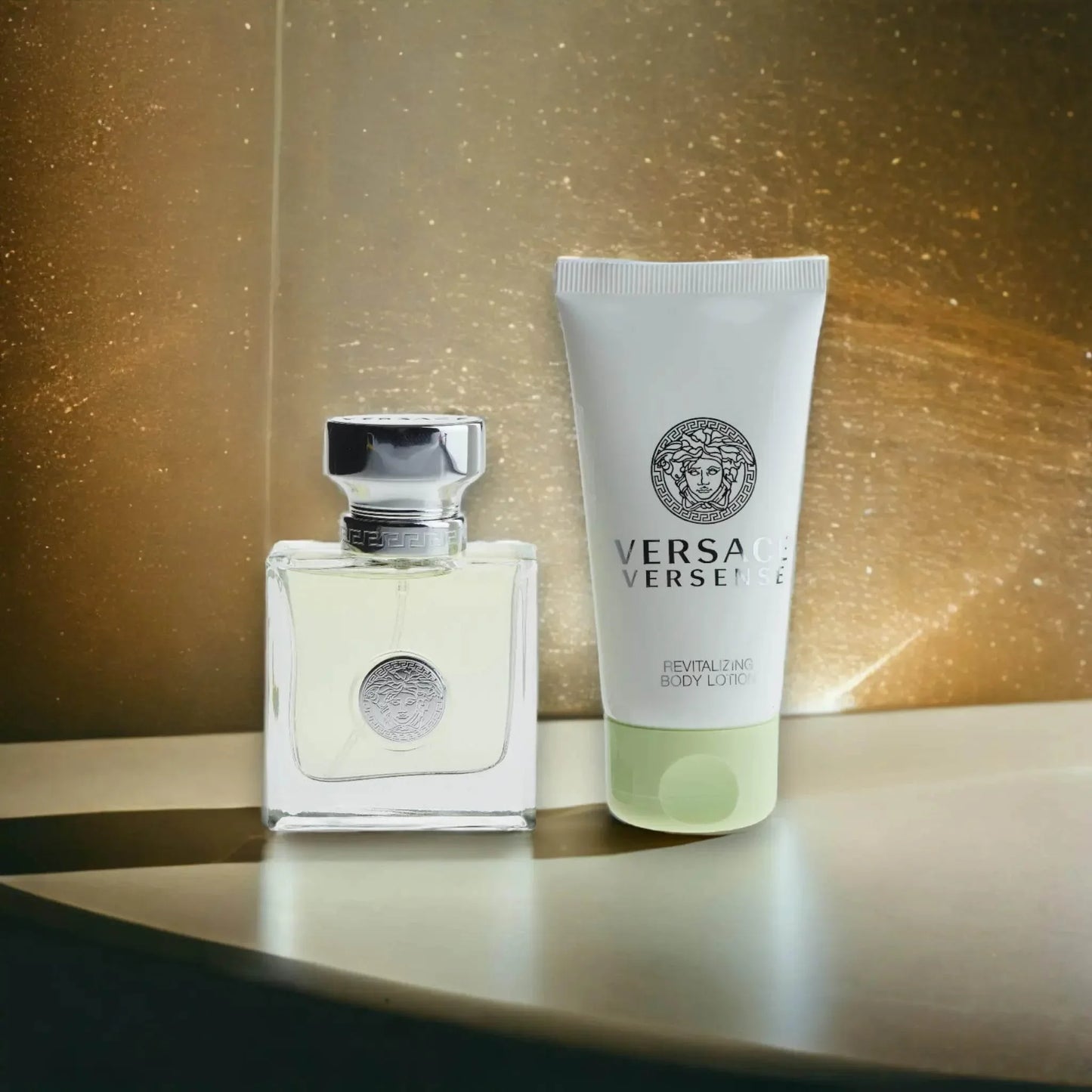 Versense Duftset mit Eau de Toilette und Body Lotion vor goldenem Hintergrund