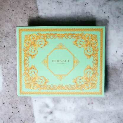 Hellgrüne Versense Geschenkbox mit goldener Verzierung auf Marmor, edles Parfüm-Set