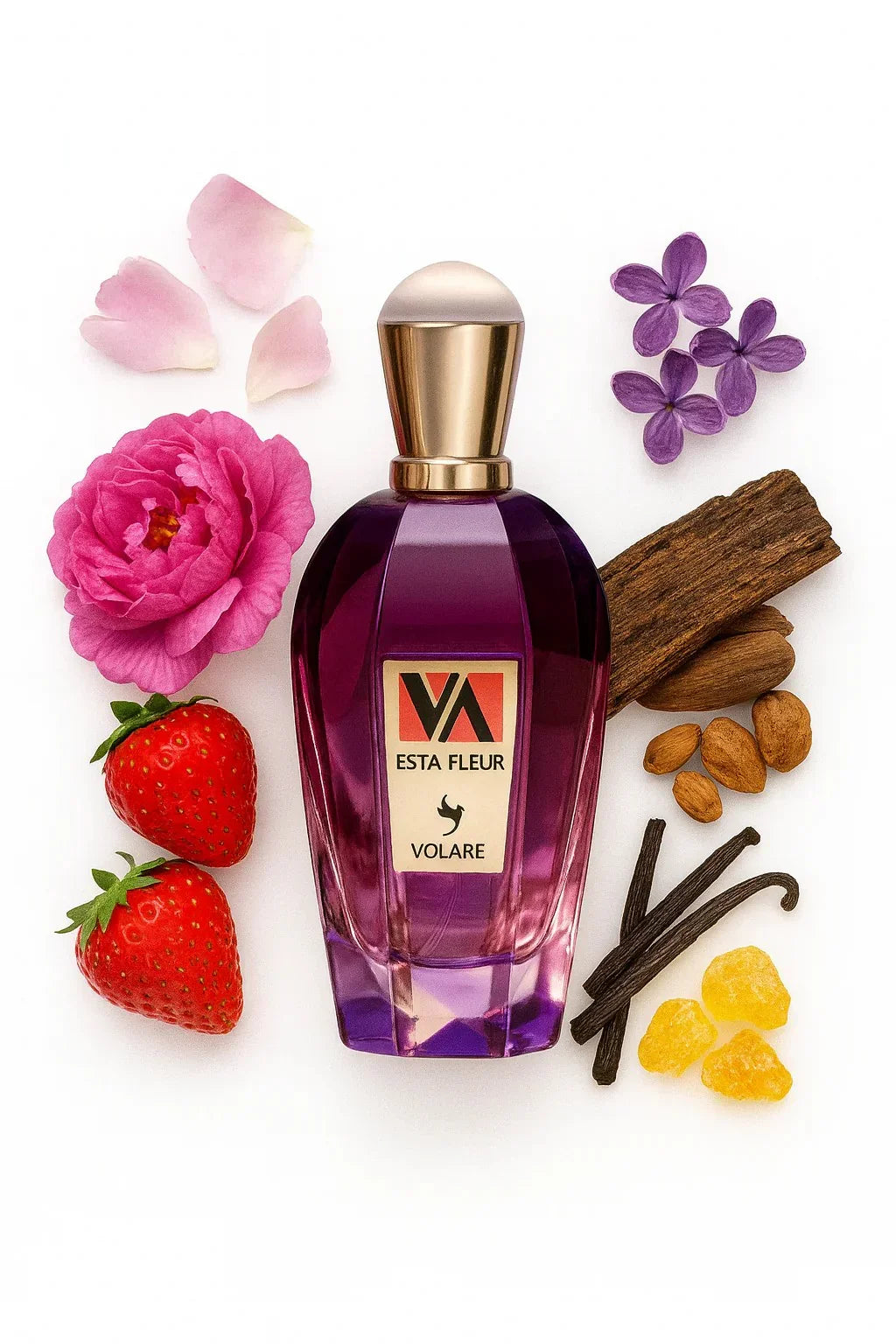 Lila Parfumflasche mit goldener Kappe, umgeben von Erdbeeren, Rose, Vanilleschoten, Mandeln und Blüten.