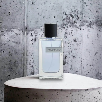 Luxus Parfumflakon mit schwarzem Deckel vor Betonhintergrund, edles Herrenparfum