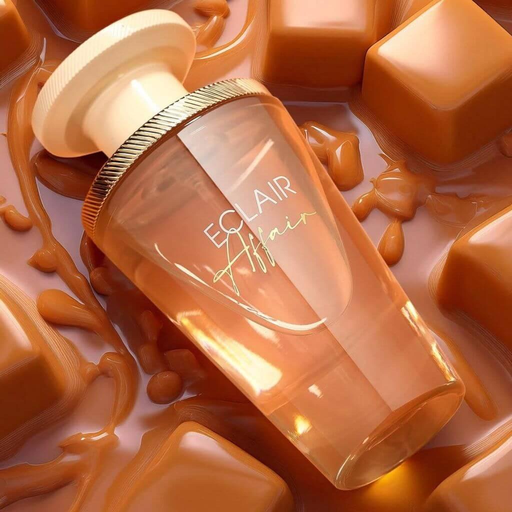 Luxusparfum Eclair Affair Flakon auf Karamellwürfeln, elegantes Duftdesign